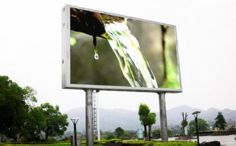 高速公路中大型 LED 顯示屏廣告與傳統廣告的優勢對比分析